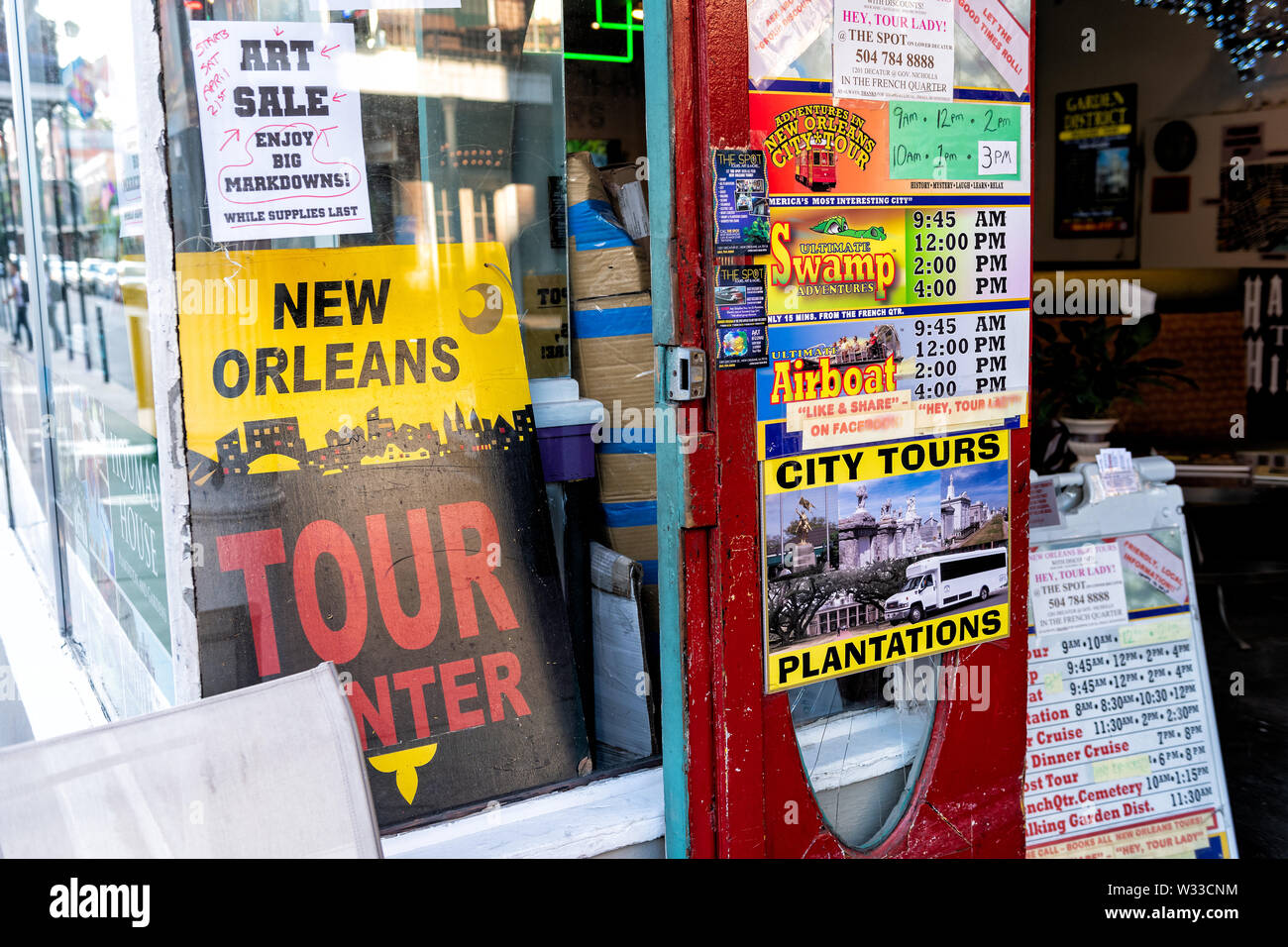 New Orleans, USA - 22. April 2018: Sehenswürdigkeiten Reisebüro Büro Schild mit Tour Tickets für die Plantage, Rundgang und Garten Bezirk gu Stockfoto