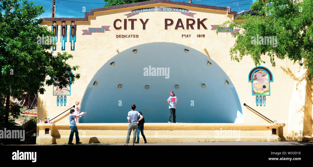 Jugendliche Üben einer Performance im City Park amplitherater in der alten Minenstadt Bisbee, AZ, USA Stockfoto