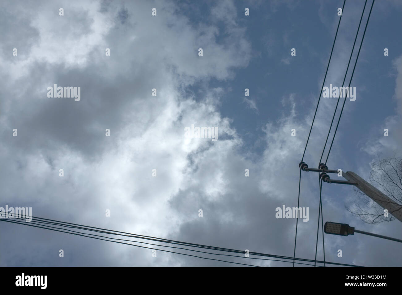 Elektrische Kabel Leitungen mit blauem Himmel Hintergrund Stockfoto