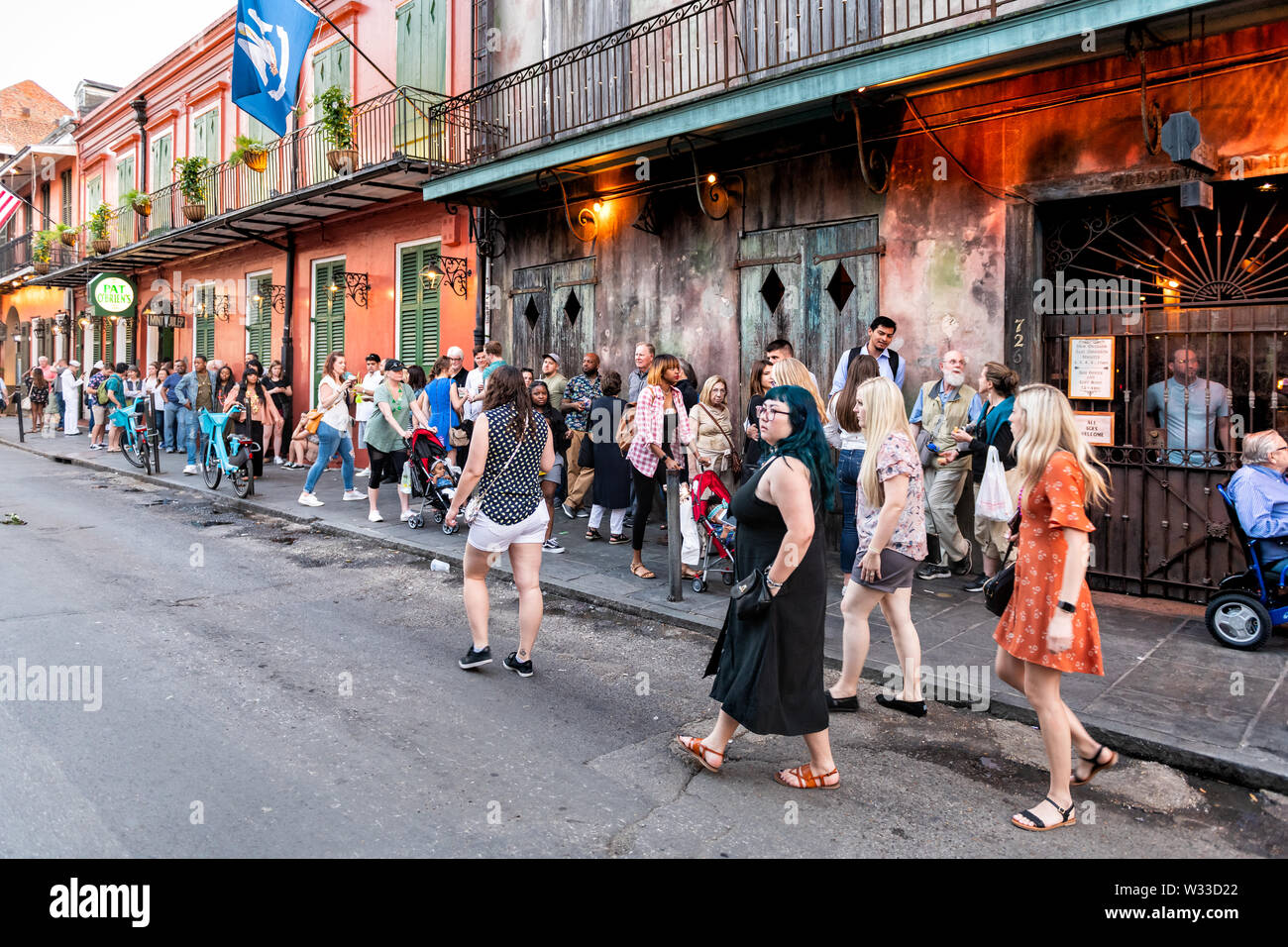 New Orleans, USA - 22. April 2018: Die Leute stehen in langen Linie Warteschlange auf Preservation Hall in der alten Stadt St. Peter Pierre Straße in Louisiana fa Stockfoto