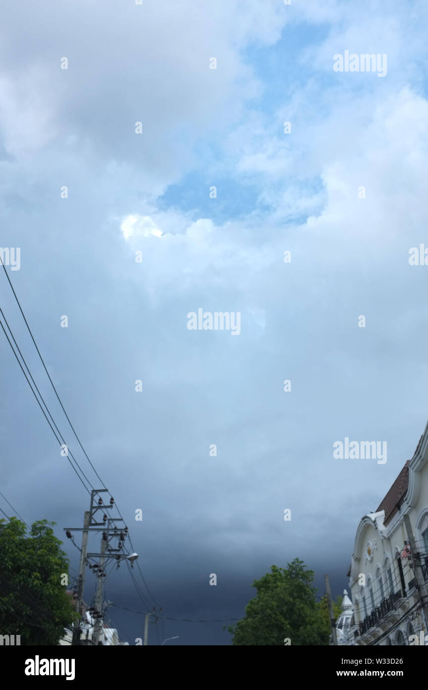 Elektrische Kabel Leitungen mit blauem Himmel Hintergrund Stockfoto