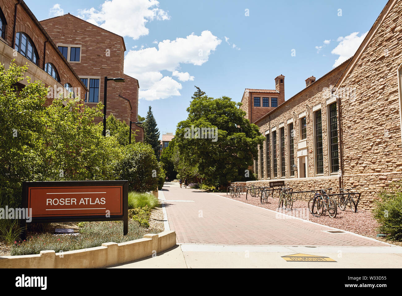 Boulder, Colorado - 11. Juli 2019: Schöne Architektur im Roser-Atlas-Gebäude auf dem Campus der University of Colorado Boulder. Stockfoto