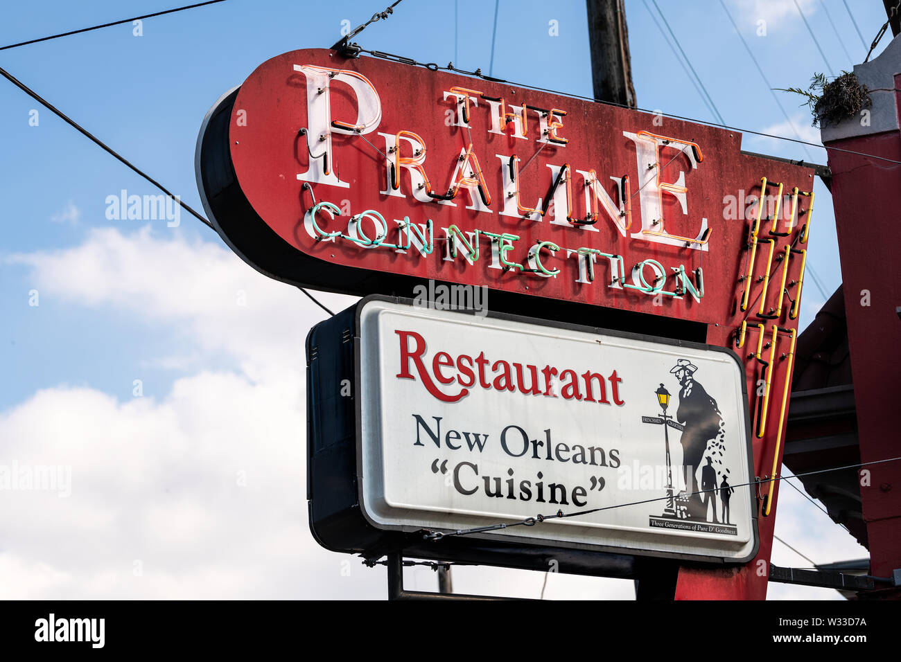 New Orleans, USA - 23. April 2018: Nahaufnahme von Zeichen für Praline Connection Restaurant oder Cafe im French Quarter Frenchmen Street bei Tag Stockfoto