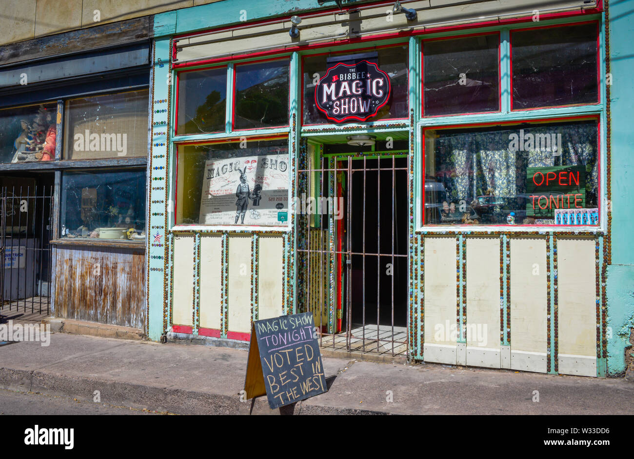 Funky, Altbau, dekoriert mit Tasten um die Storefront Windows, Häuser der Bisbee Magic Show, in der alten Minenstadt Bisbee, AZ, USA Stockfoto