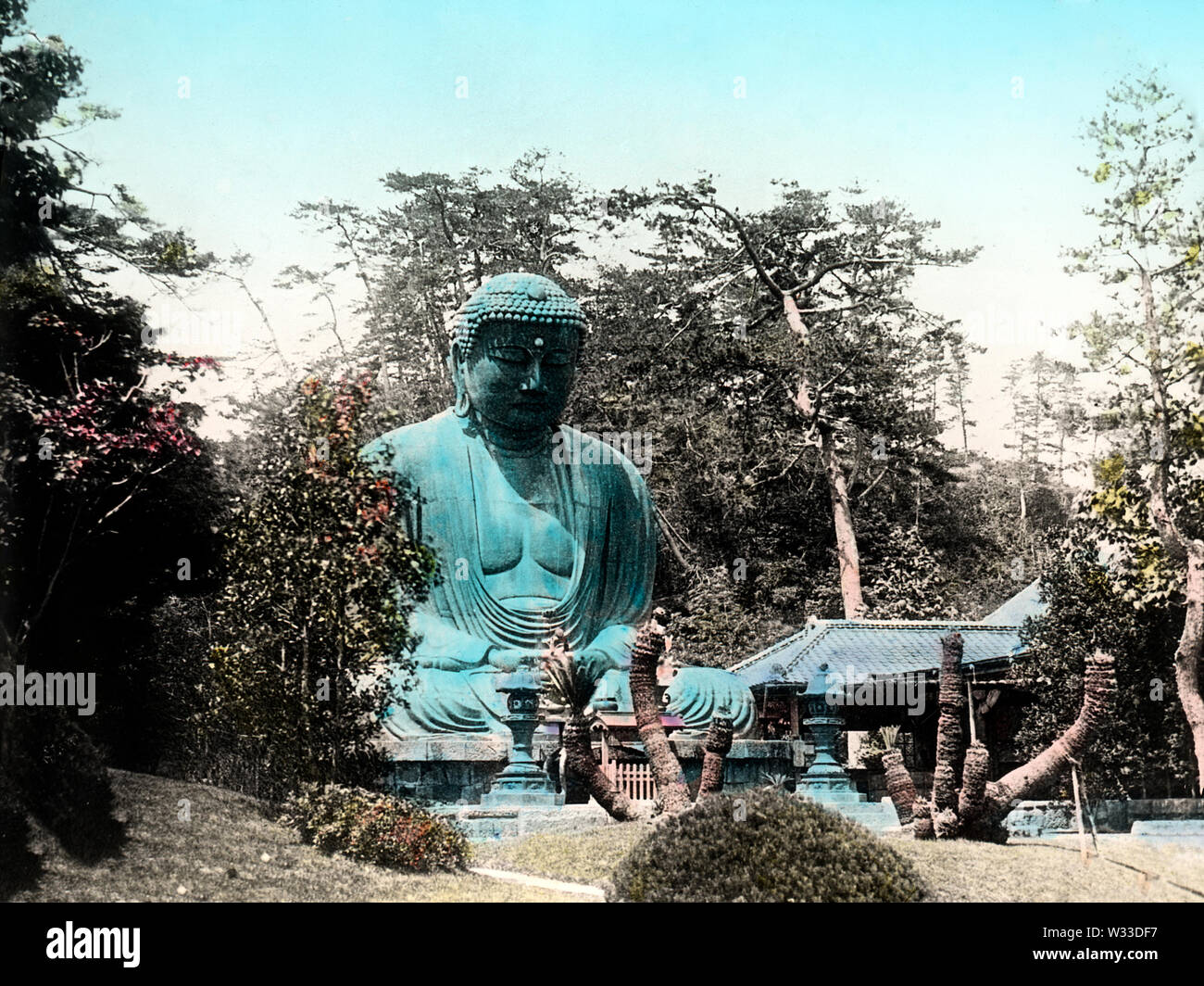 [1890s Japan, Kanagawa Buddha] - Der daibutsu (Großen Buddha) an Kotoku-in, ein buddhistischer Tempel der Shu Jodo Sekte, in Kamakura, der Präfektur Kanagawa. Die riesige aufgedeckt Bronzestatue von Amida Buddha ist eins der Besten in Japan bekannte Symbole. 19 Vintage Glas schieben. Stockfoto