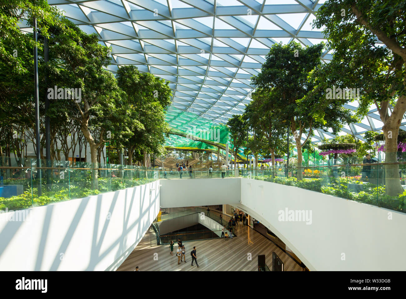 Auf verschiedenen Ebenen bieten unterschiedliche Erfahrungen in Jewel Changi Airport, Singapur Stockfoto