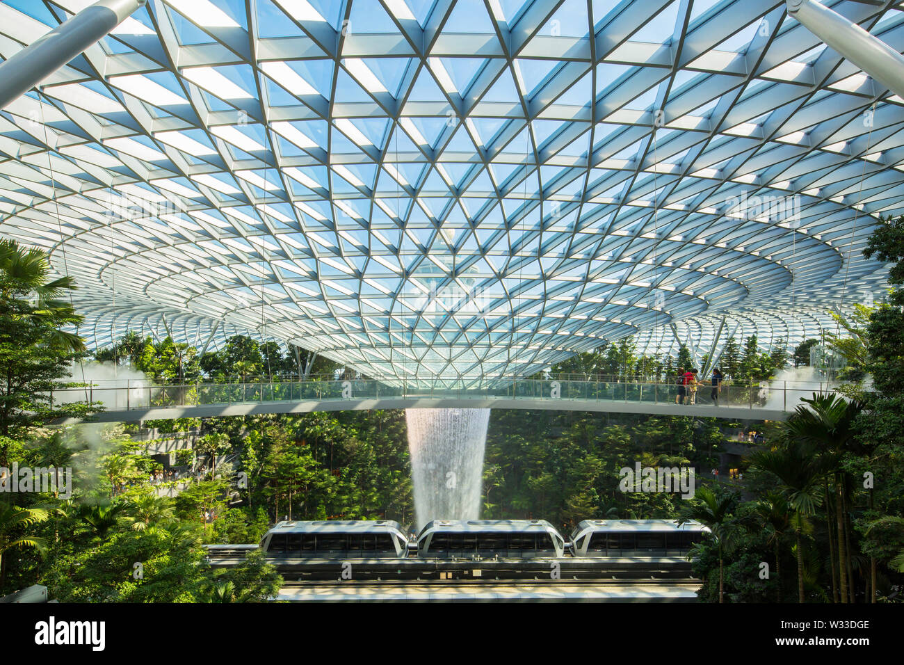 Landschaft Innenansicht von Jewel Changi Airport mit blauem Himmel und der Skytrain auf der Durchreise, Singapur Stockfoto