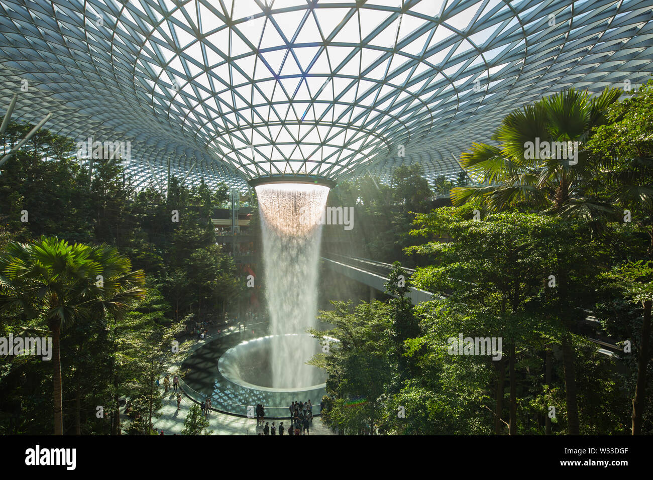 Üppige Innenansicht von Jewel Changi Airport mit blauem Himmel, Singapur Stockfoto