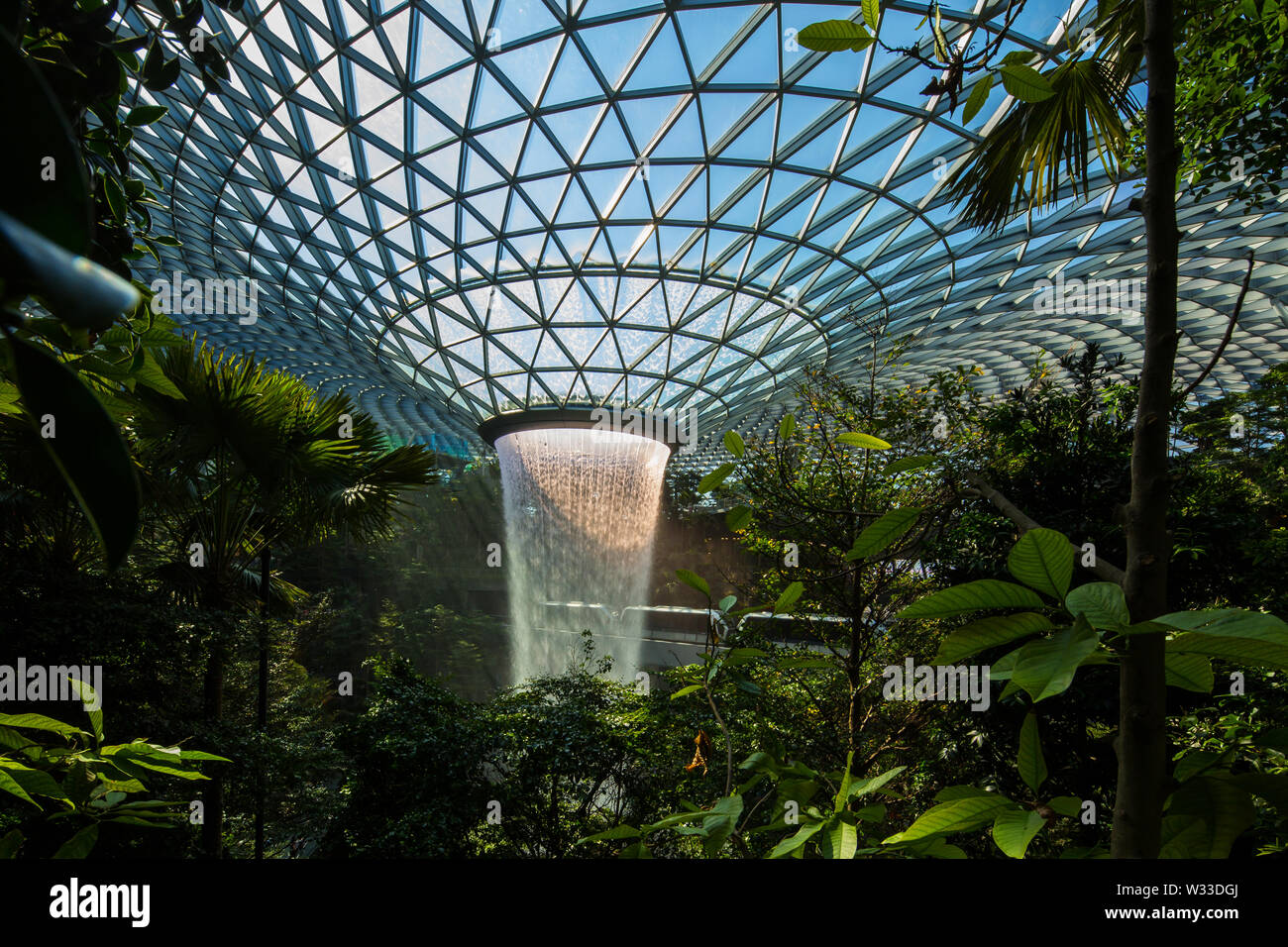 Üppige Landschaft Innenansicht von Jewel Changi Airport mit blauem Himmel und der Skytrain auf der Durchreise, Singapur Stockfoto