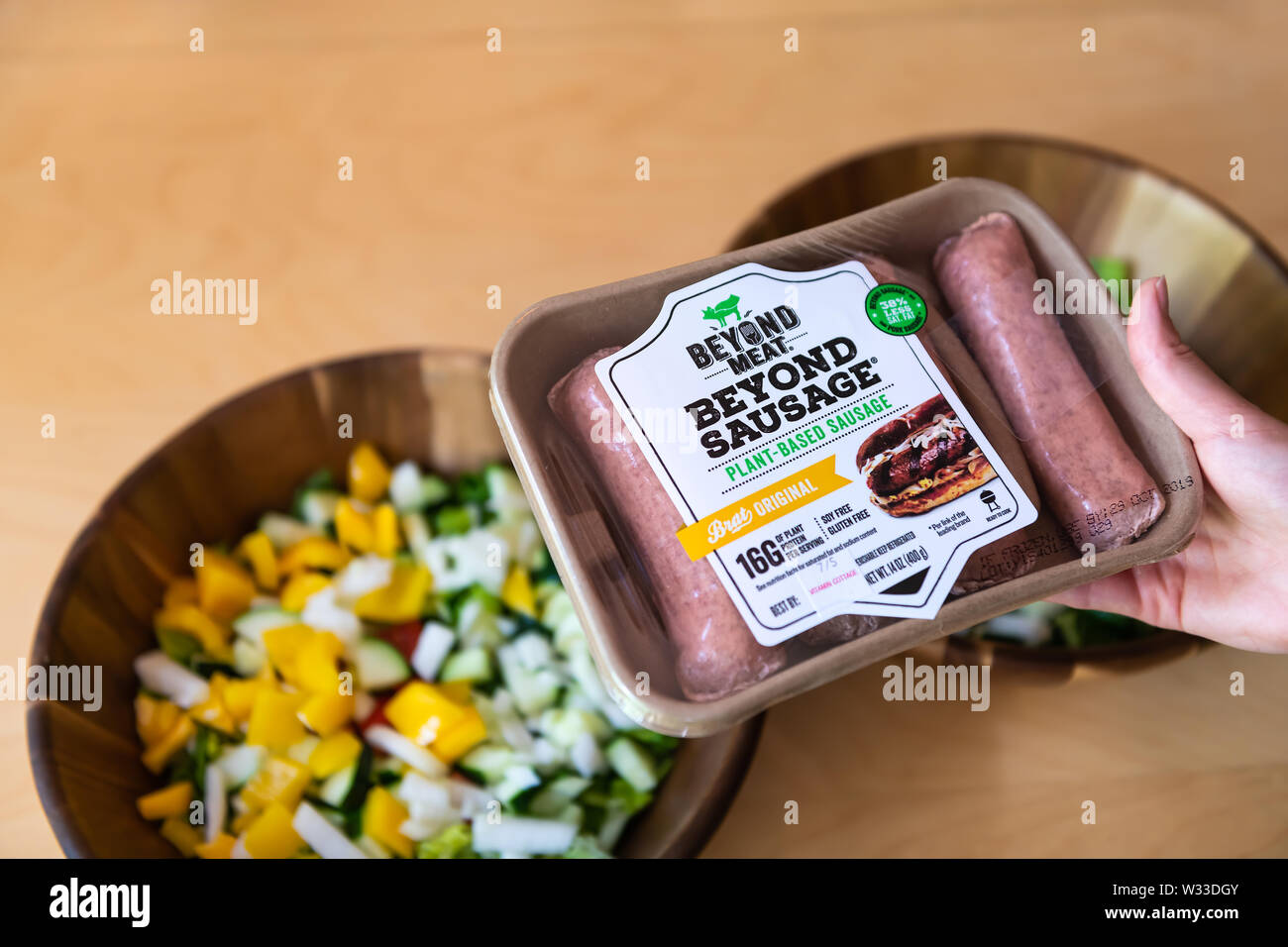 Aspen, USA - 29. Juni 2019: Über Fleisch Wurst pflanzliche Protein Brat original Paket mit Frau mit Marke durch den Salat Schüsseln Stockfoto