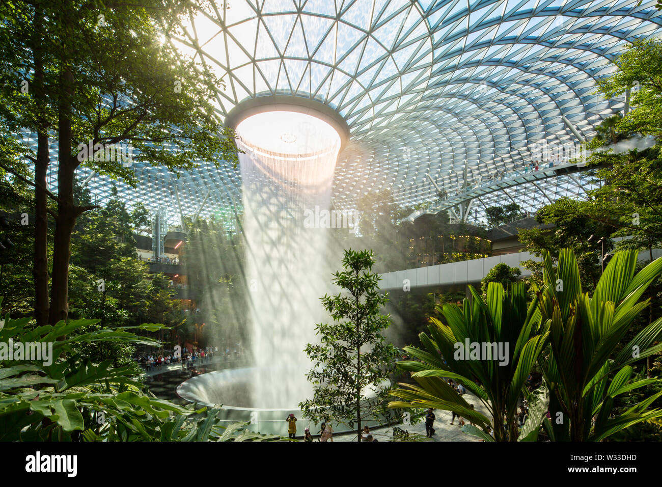 Landschaft Blick auf den Wasserfall mit schöner natürlicher Beleuchtung in Juwel Changi Airport kommen Stockfoto