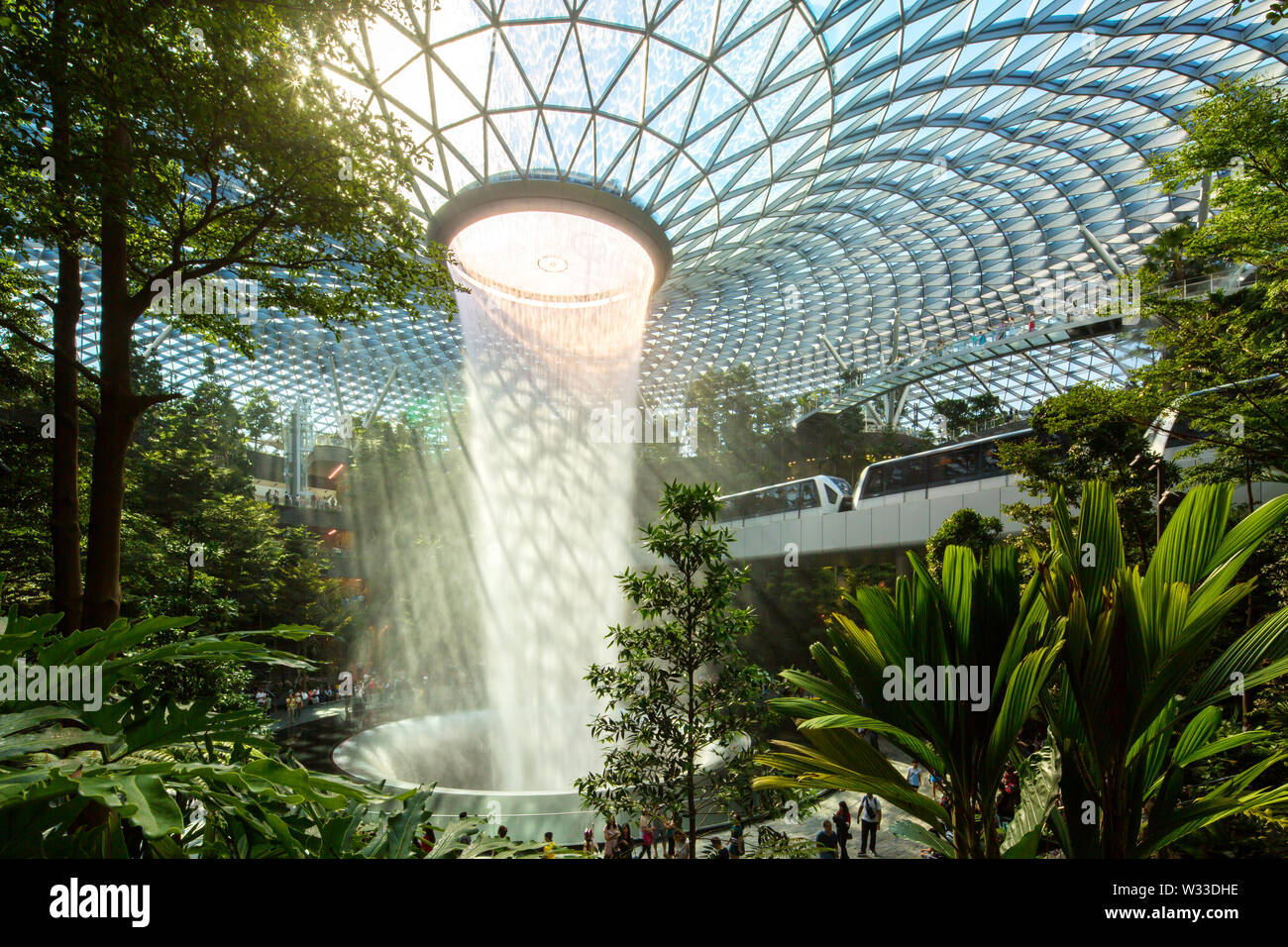 Landschaft Blick auf den Wasserfall mit schöner natürlicher Beleuchtung in Juwel Changi Airport kommen Stockfoto