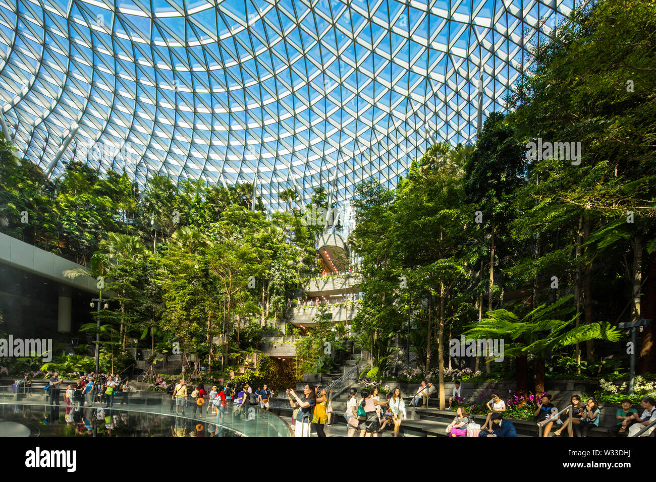 Landschaft Innenansicht von Jewel Changi Airport mit blauem Himmel, Singapur Stockfoto