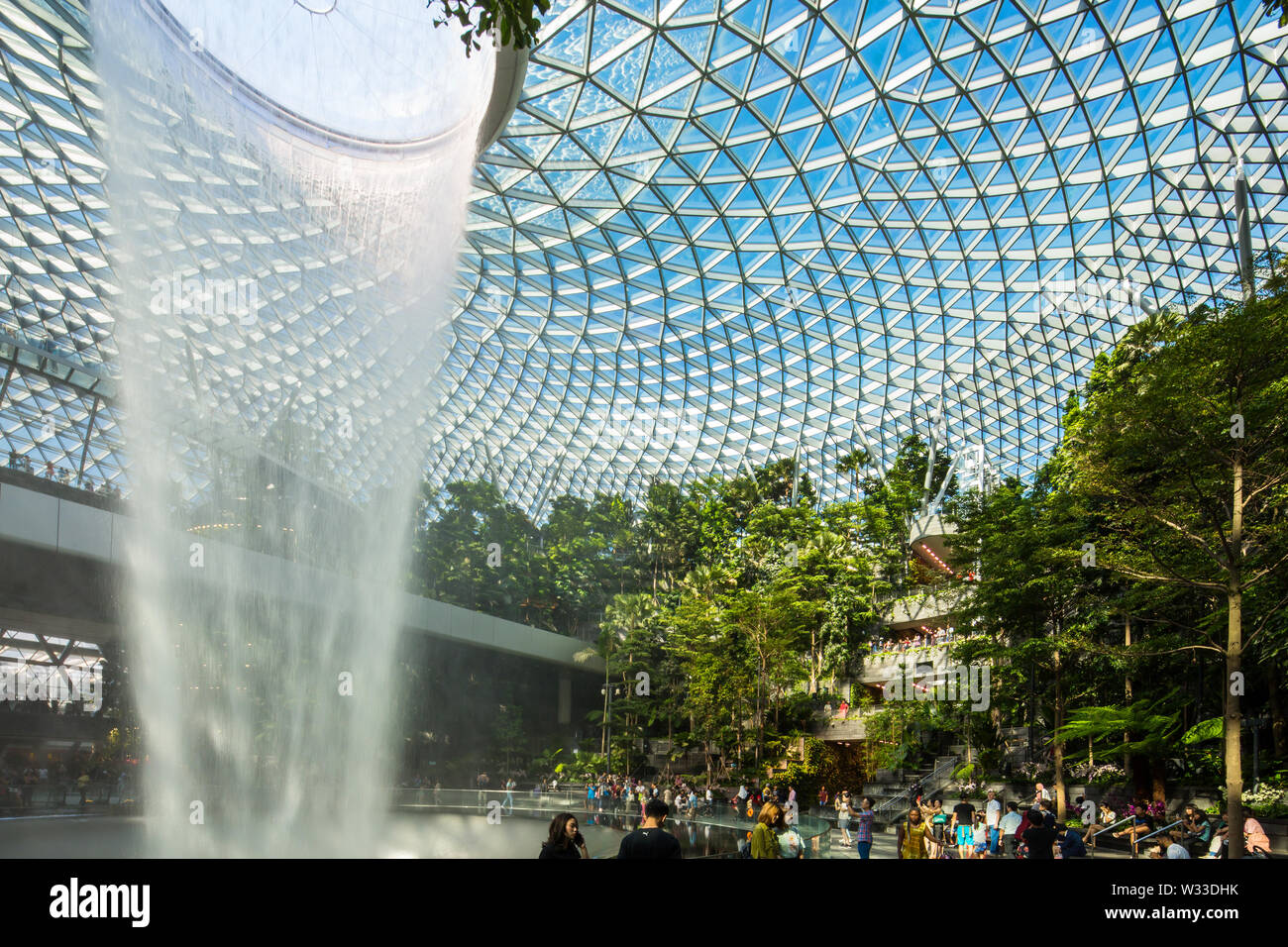 Landschaft Innenansicht von Jewel Changi Airport mit blauem Himmel, Singapur Stockfoto