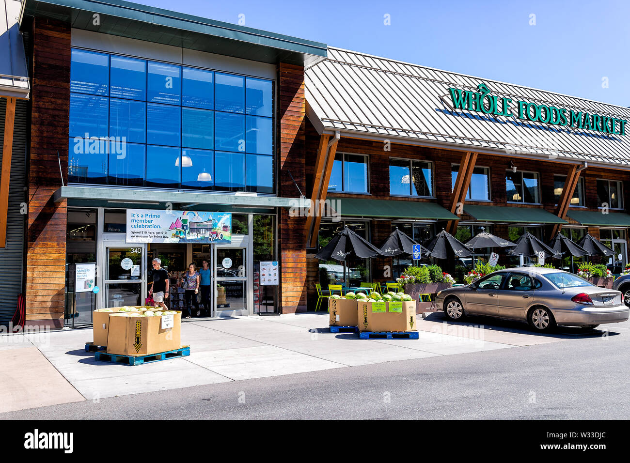 Basalt, USA - 10. Juli 2019: Whole Foods Market store Eingang mit Menschen zu Fuß und Banner anmelden Werbung Förderung prime Tag Förderung der Spen Stockfoto
