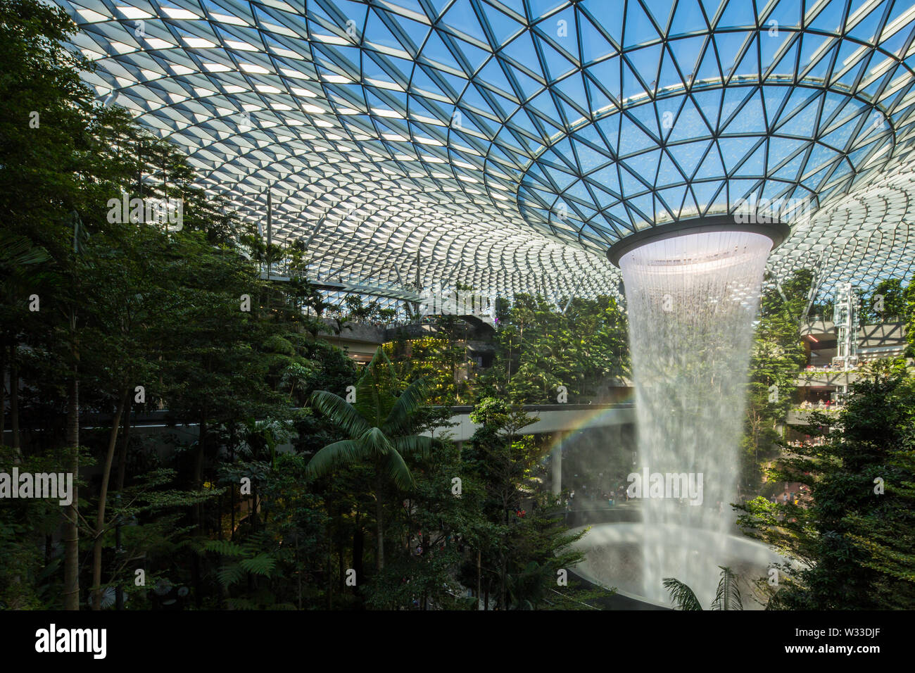 Üppige Landschaft Innenansicht von Jewel Changi Airport mit blauem Himmel und Rainbow, Singapur Stockfoto