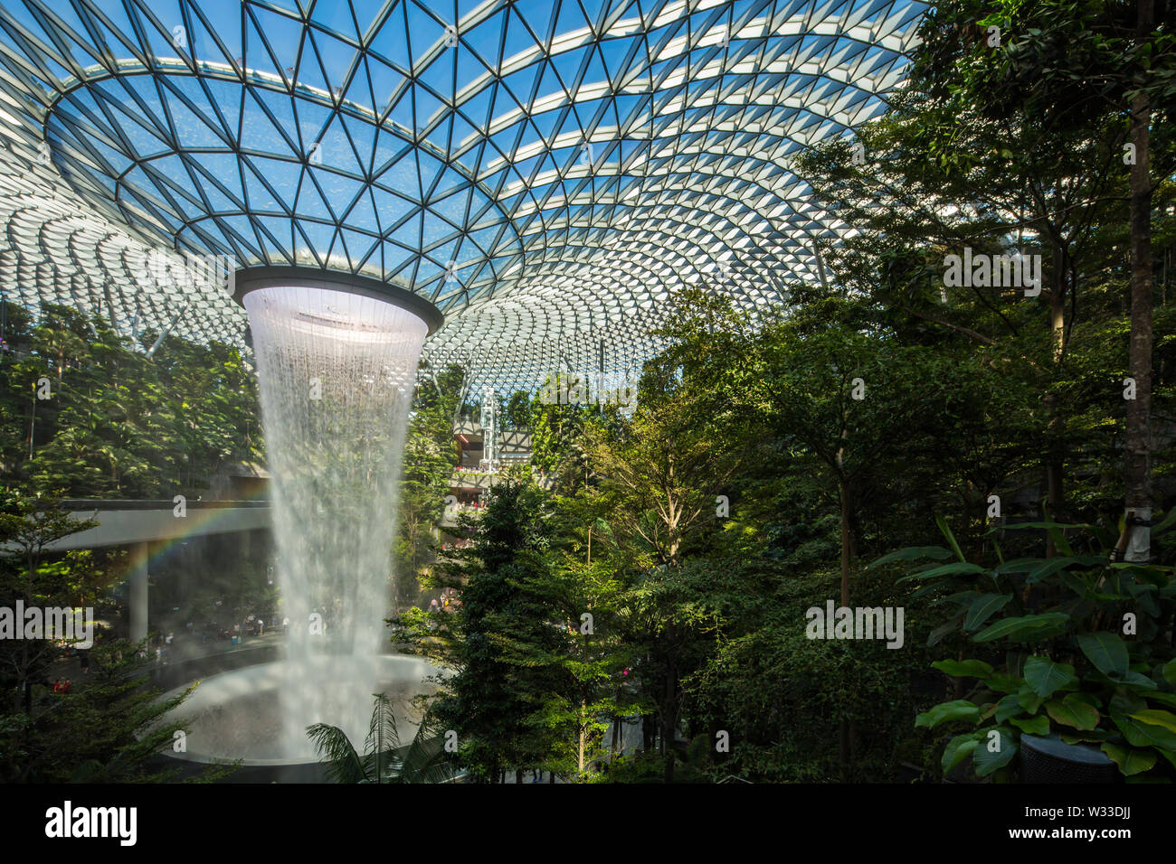 Üppige Landschaft Innenansicht von Jewel Changi Airport mit blauem Himmel und Rainbow, Singapur Stockfoto