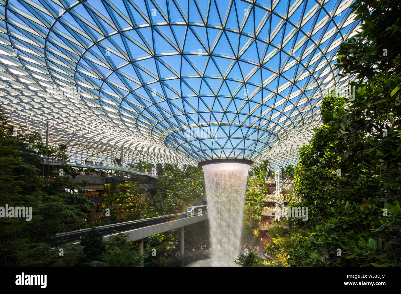 Landschaft Innenansicht von Jewel Changi Airport mit blauem Himmel und Rainbow, Singapur Stockfoto