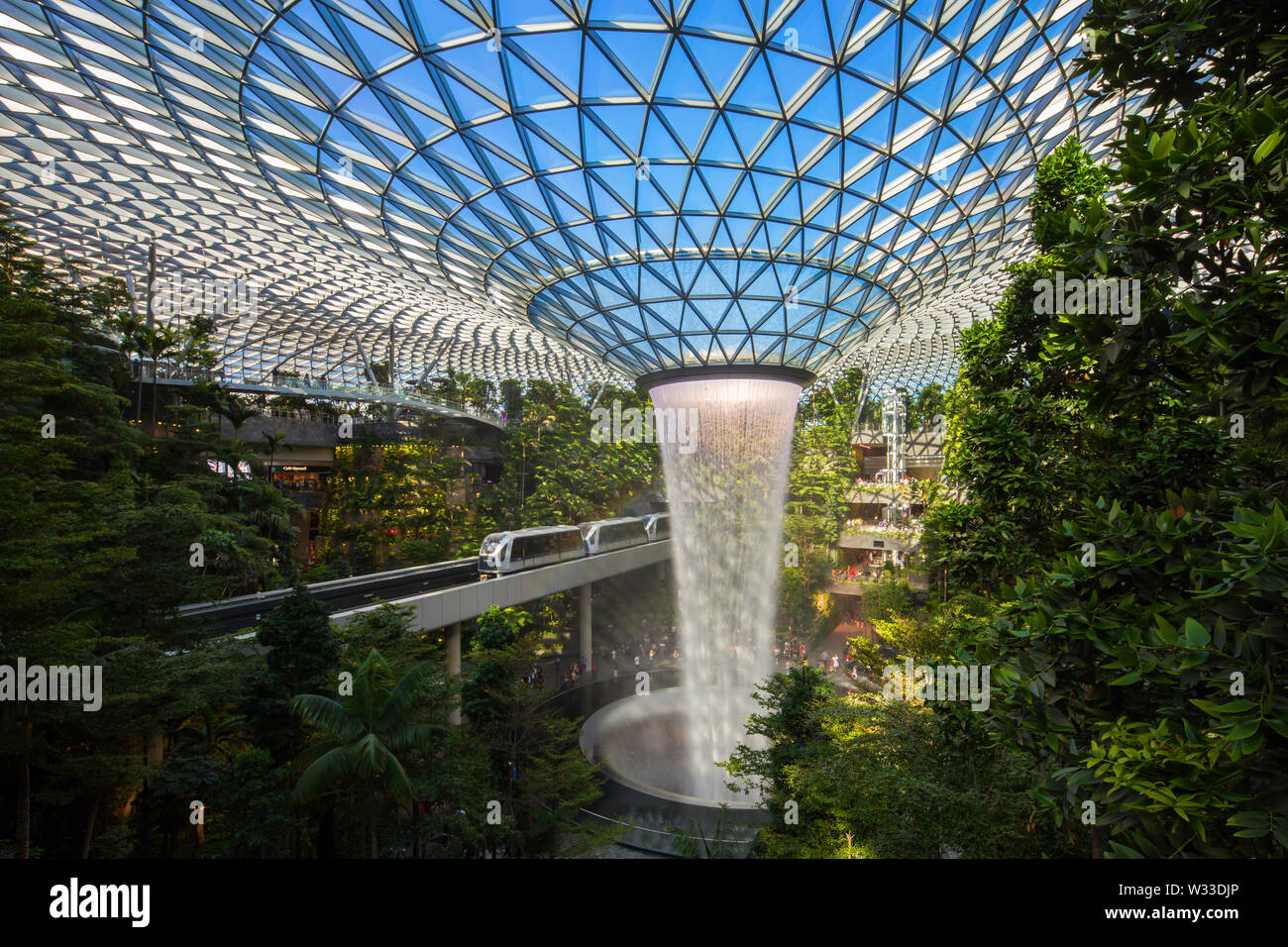 Landschaft Innenansicht von Jewel Changi Airport mit blauem Himmel und Rainbow, Singapur Stockfoto