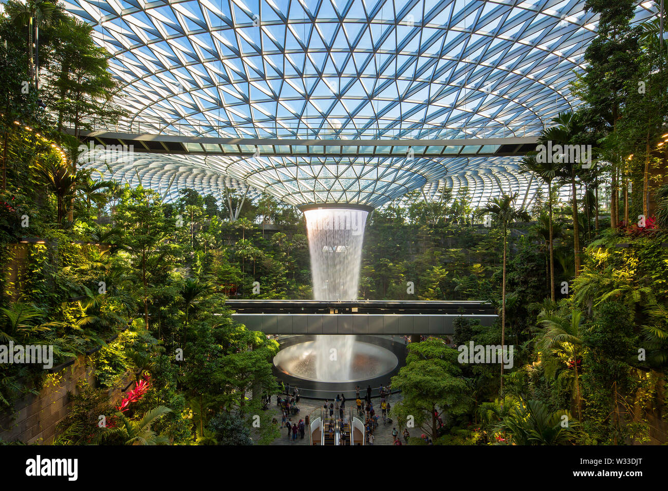 Üppige Landschaft von Jewel Changi Airport mit blauem Himmel, Singapur Stockfoto