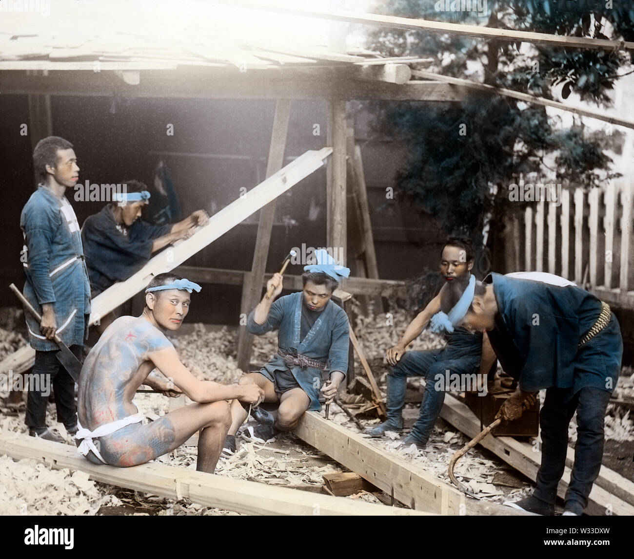 [1890s Japan - Japanische Tischler] - Sechs Tischler und ihre Werkzeuge. 19 Vintage Glas schieben. Stockfoto