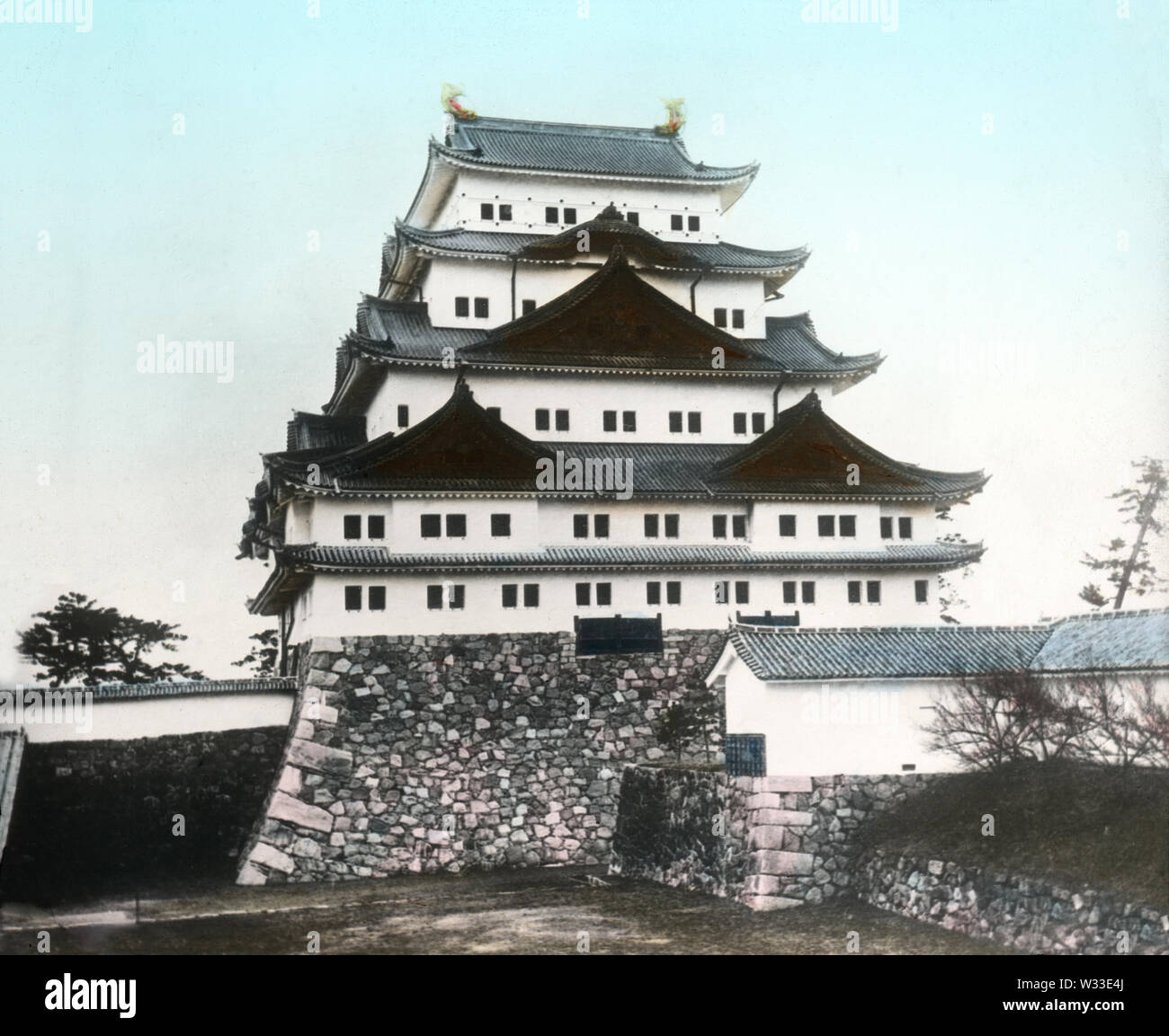 [1890s Japan - Nagoya Castle] - Die honmaru (Hauptgehäuse) von Nagoya Castle in Nagoya, Aichi Präfektur. Die Burg war der Ausgangspunkt der Owari Tokugawa Clans, die Japan während der Edo Periode (1603-1868) regiert. Das Schloss wurde zwischen 1610 und 1619 gebaut. Es wurde von einem amerikanischen Bombenangriff 1945 zerstört. Im Jahr 1959, eine Nachbildung aus Beton gebaut wurde. 19 Vintage Glas schieben. Stockfoto