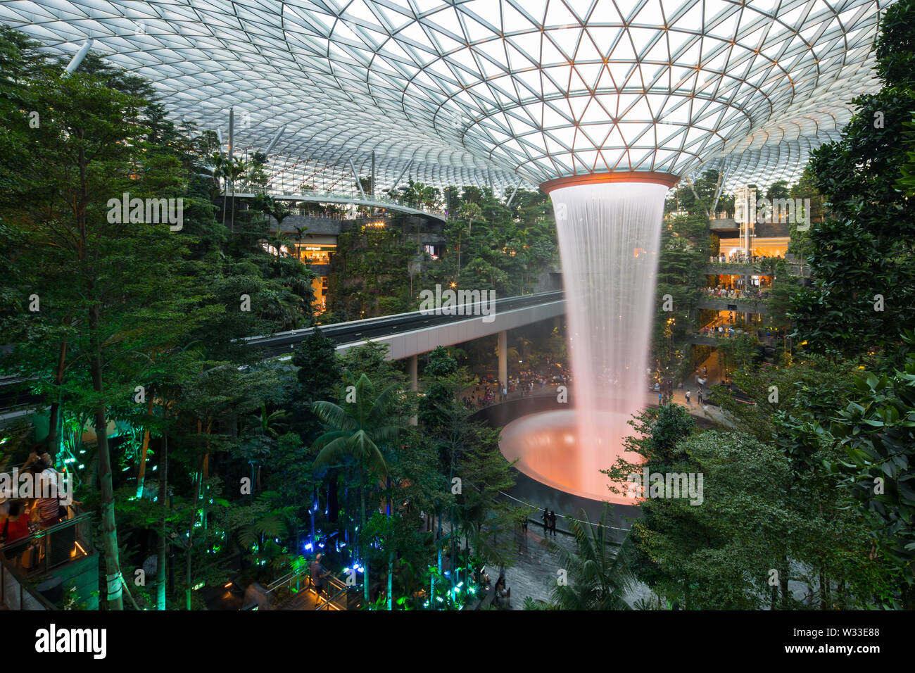 Interieur von Jewel Changi Airport mit der Beleuchtung während des Abends, Singapur Stockfoto