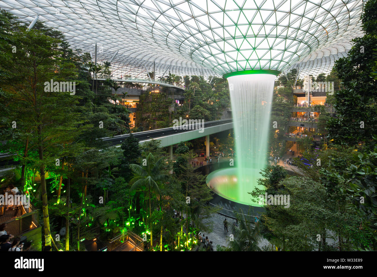 Interieur von Jewel Changi Airport mit grüner Beleuchtung während des Abends, Singapur Stockfoto