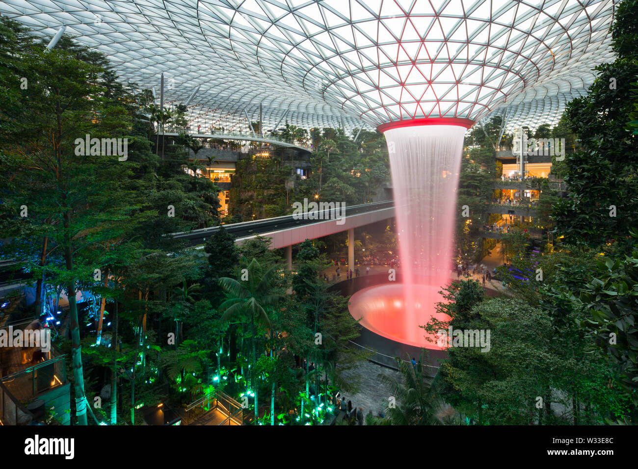 Interieur von Jewel Changi Airport mit orange Beleuchtung während des Abends, Singapur Stockfoto
