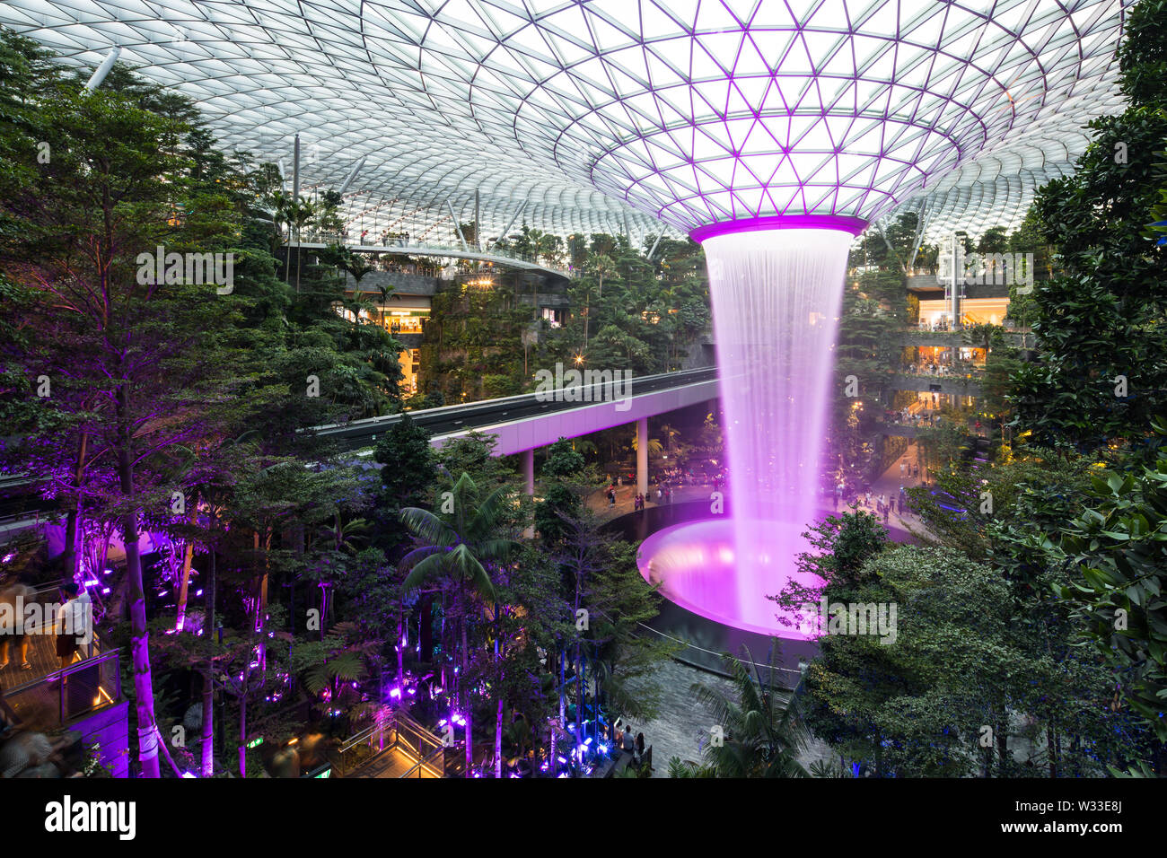 Interieur von Jewel Changi Airport mit dem lila Beleuchtung während des Abends, Singapur Stockfoto