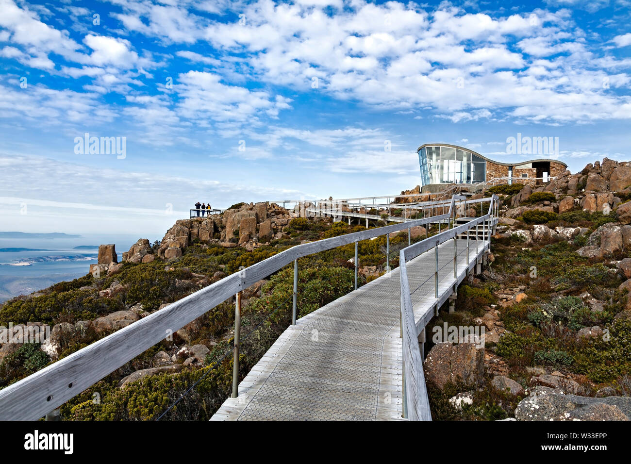 Hobart Australien/Touristen genießen die Aussicht über Hobart vom Mount Wellington Gipfel Observatorium. Stockfoto