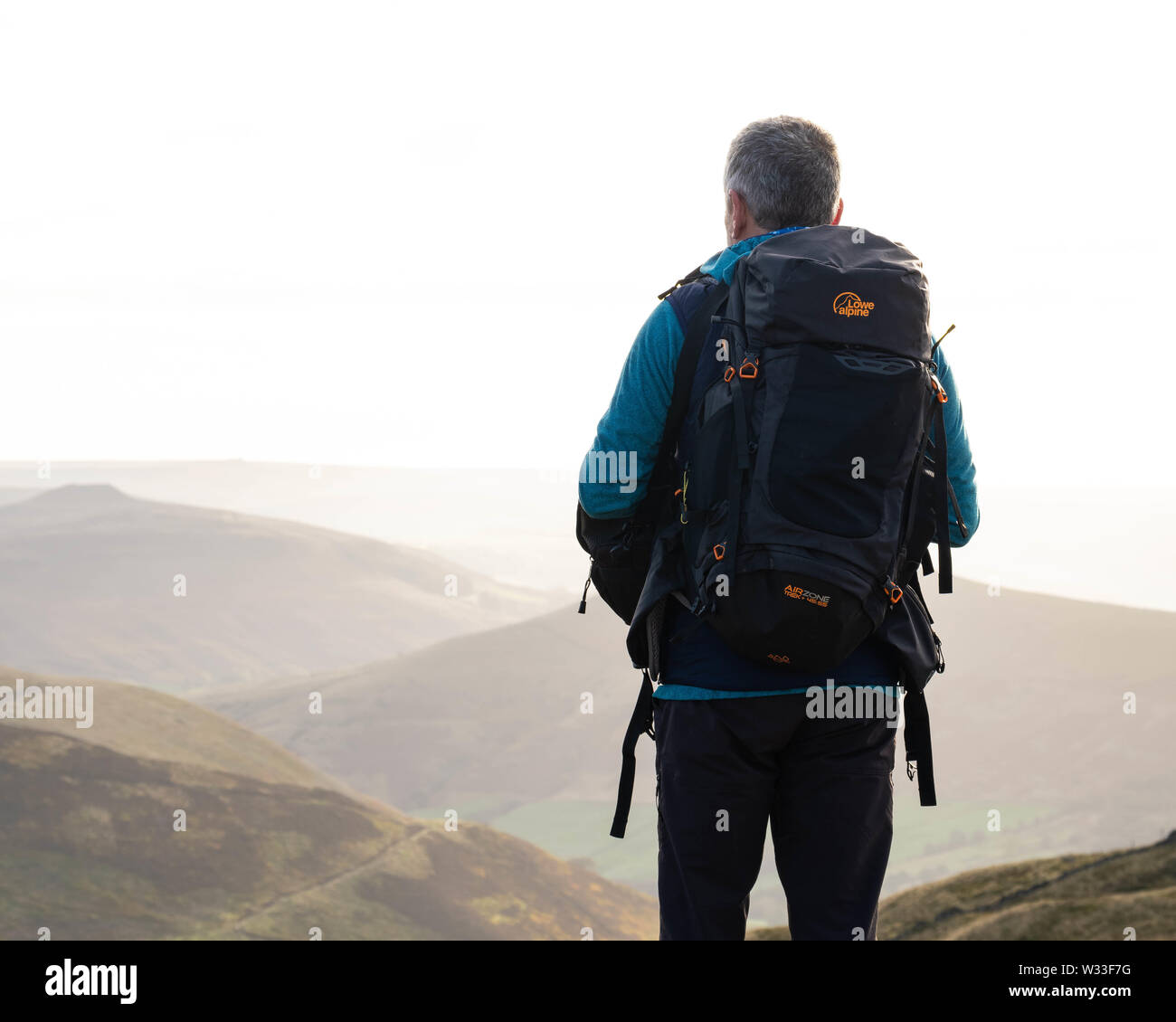 Männliche Wanderer/walker Durchführung Lowe Alpine Backpack/Rucksack Stockfoto
