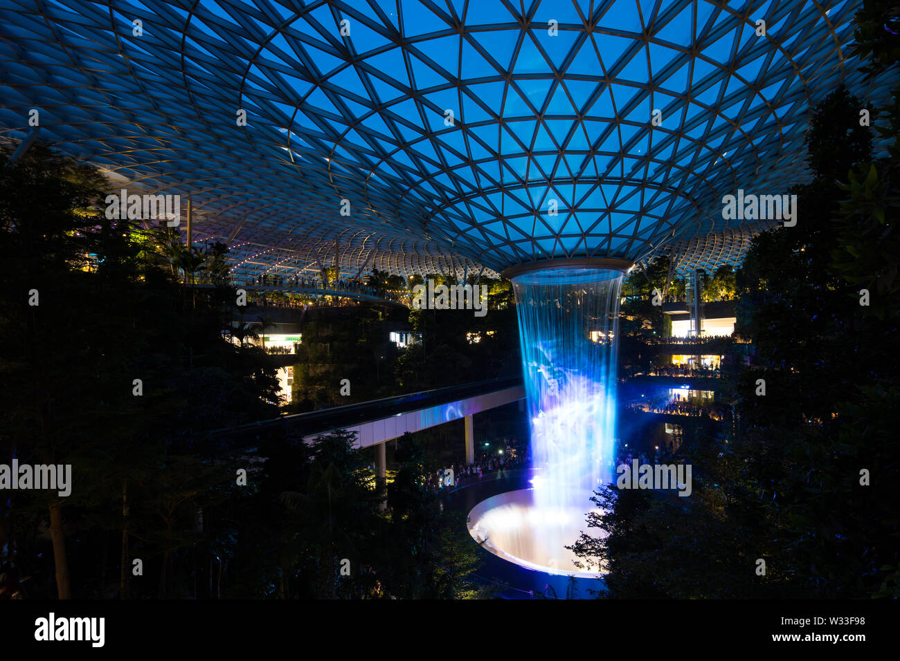 19:30 Uhr Regen Vortex Light Show in Jewel Changi Airport, Singapur Stockfoto