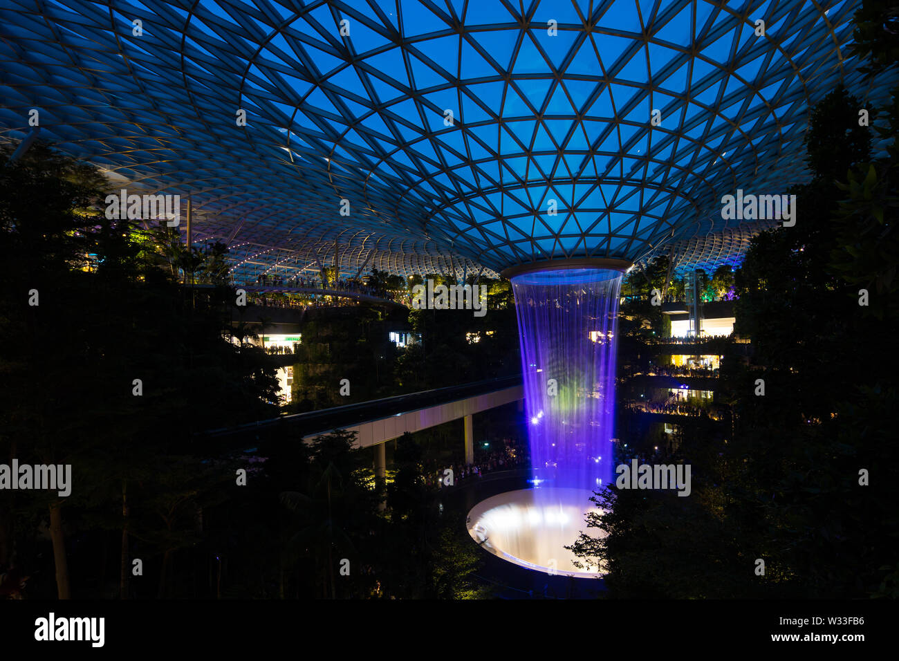 19:30 Uhr Regen Vortex Light Show in Jewel Changi Airport, Singapur Stockfoto