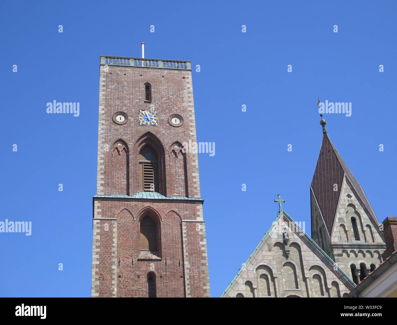 Niemand der Turm der Kathedrale von Ribe, Dänemark gesehen an einem sonnigen Tag Stockfoto