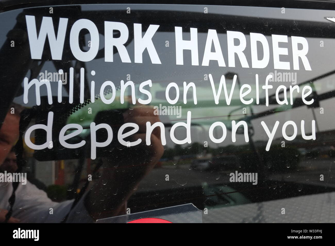 Anti Welfare Zeichen in Chicago, Ill. Zielt auf Menschen auf Wohlfahrt. Arbeiten Sie härter Millionen auf Wohlfahrt hängen von Ihnen ab. Stockfoto