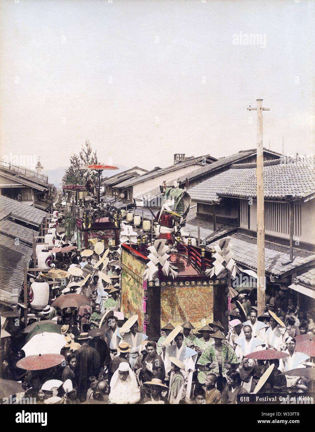 [1890s Japan - Gion Matsuri, Kyoto] - ein Festival der Schwimmstellung ist unten ein Straße während des berühmten Kyoto Gion Matsuri, das während Juli gezogen wird. 19 Vintage albumen Foto. Stockfoto