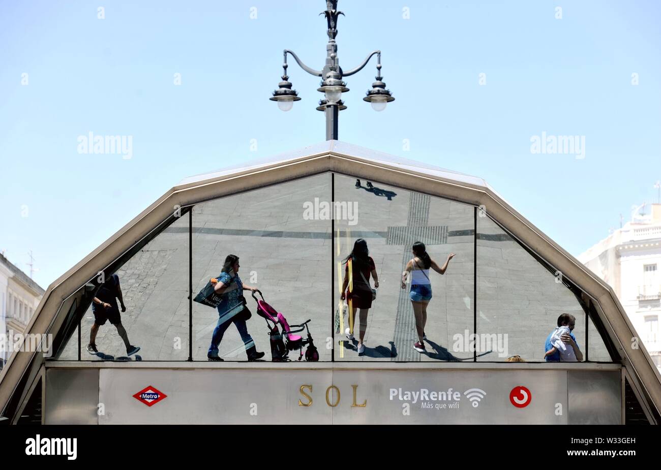 Peking, Spanien. 11. Juli, 2019. Menschen, vorbei an der Metrostation Sol in Madrid, Spanien, 11. Juli 2019. Madrid sah eine Temperatur von über 35 Grad Celsius in den letzten Tagen. Quelle: Guo Qiuda/Xinhua/Alamy leben Nachrichten Stockfoto