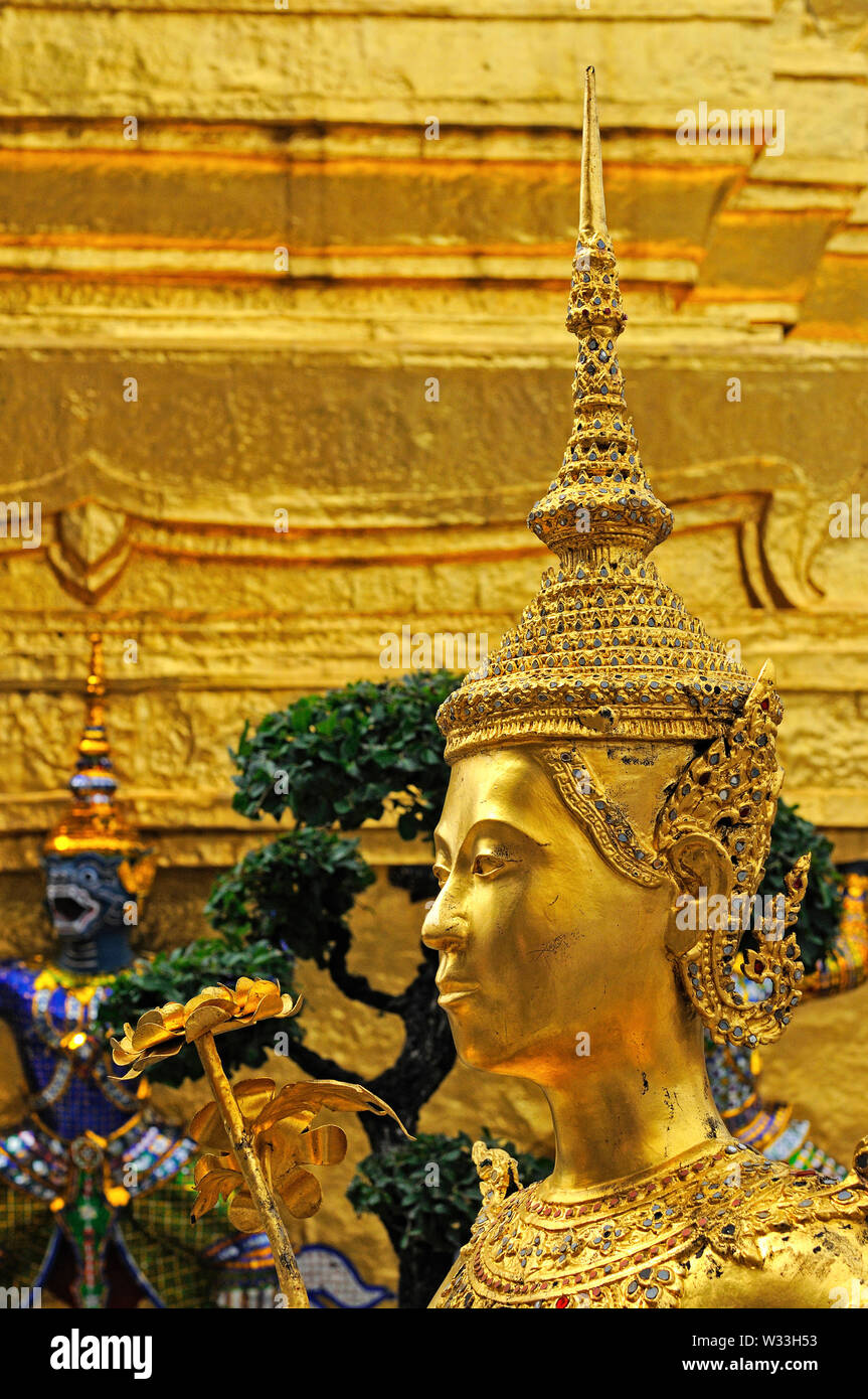Bangkok, Thailand - 02.Mai 2008: Detail einer schönen goldenen Skulptur im Wat Phra Kaew Stockfoto