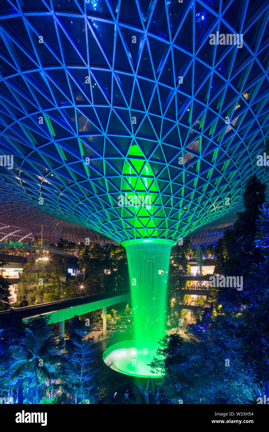 Nacht Blick auf unterschiedliche Beleuchtung in Jewel Changi Airport, Singapur Stockfoto