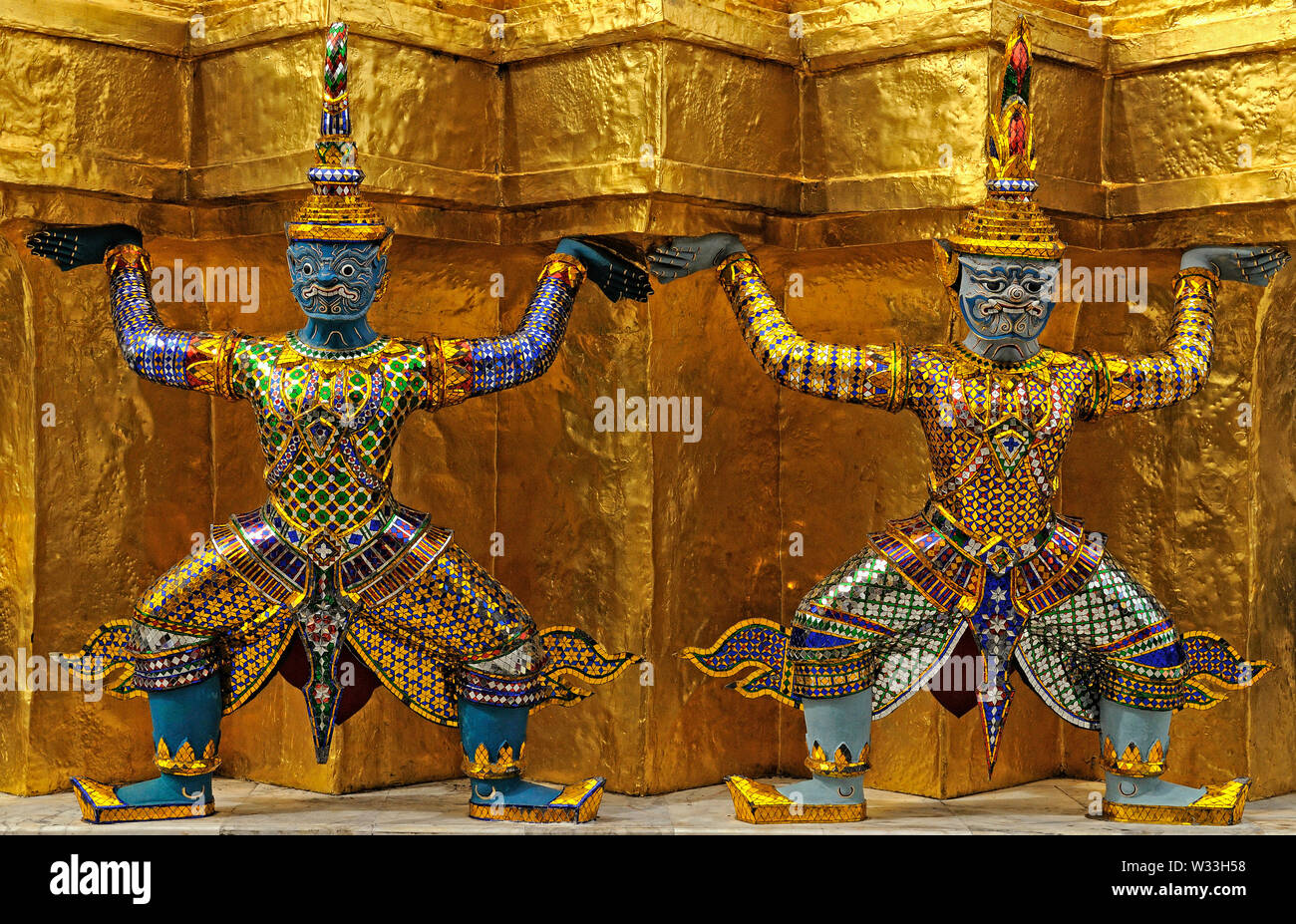Bangkok, Thailand - 02.Mai 2008: Detail der wunderschöne Goldene Tempelwächter Skulpturen im Wat Phra Kaew Stockfoto