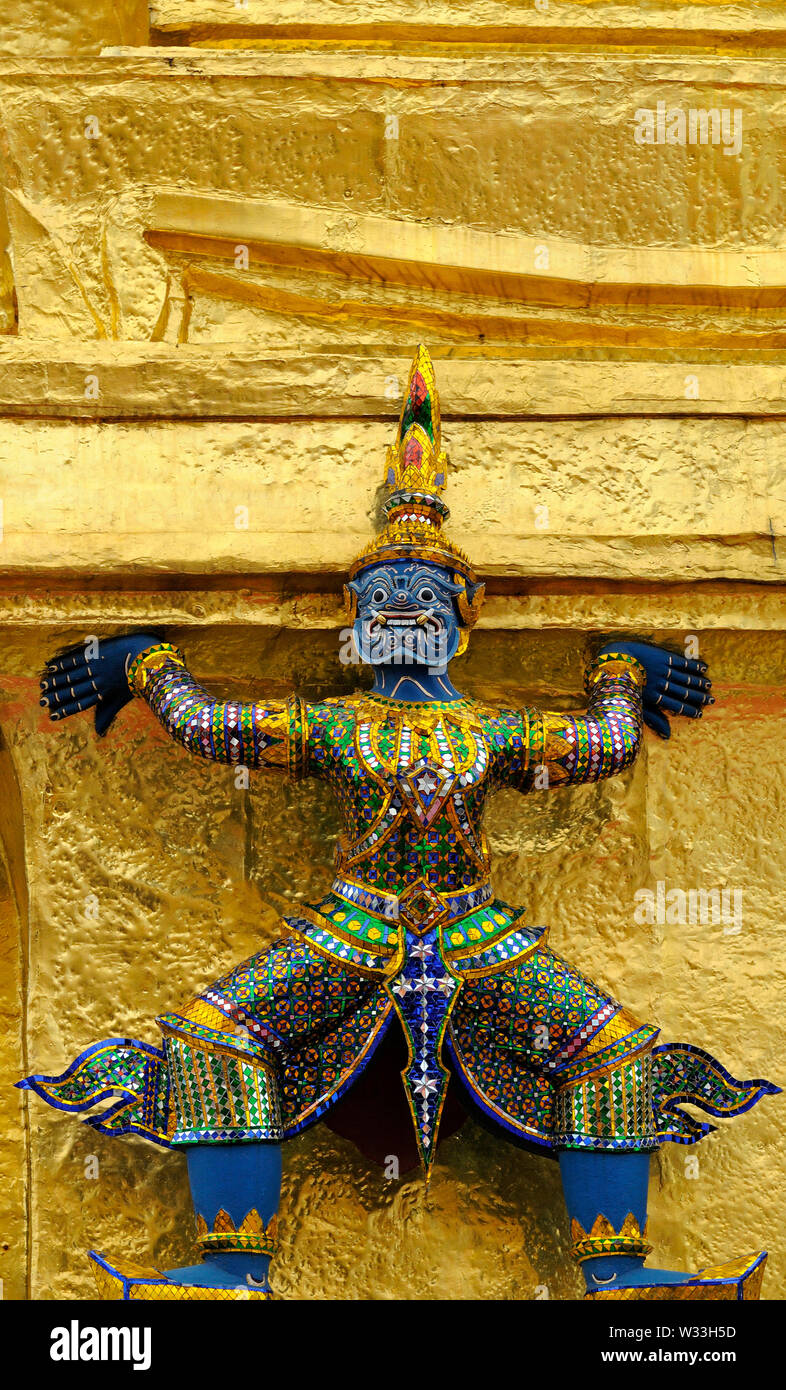 Bangkok, Thailand - 02.Mai 2008: Detail einer wunderschönen Golden Temple Guard Skulptur im Wat Phra Kaew Stockfoto