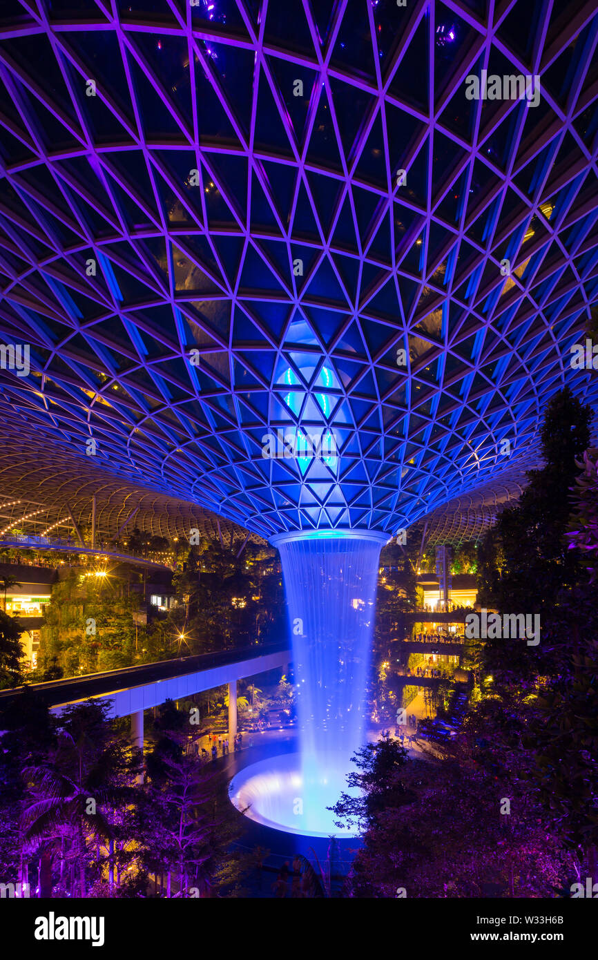 Nacht Blick auf unterschiedliche Beleuchtung in Jewel Changi Airport, Singapur Stockfoto
