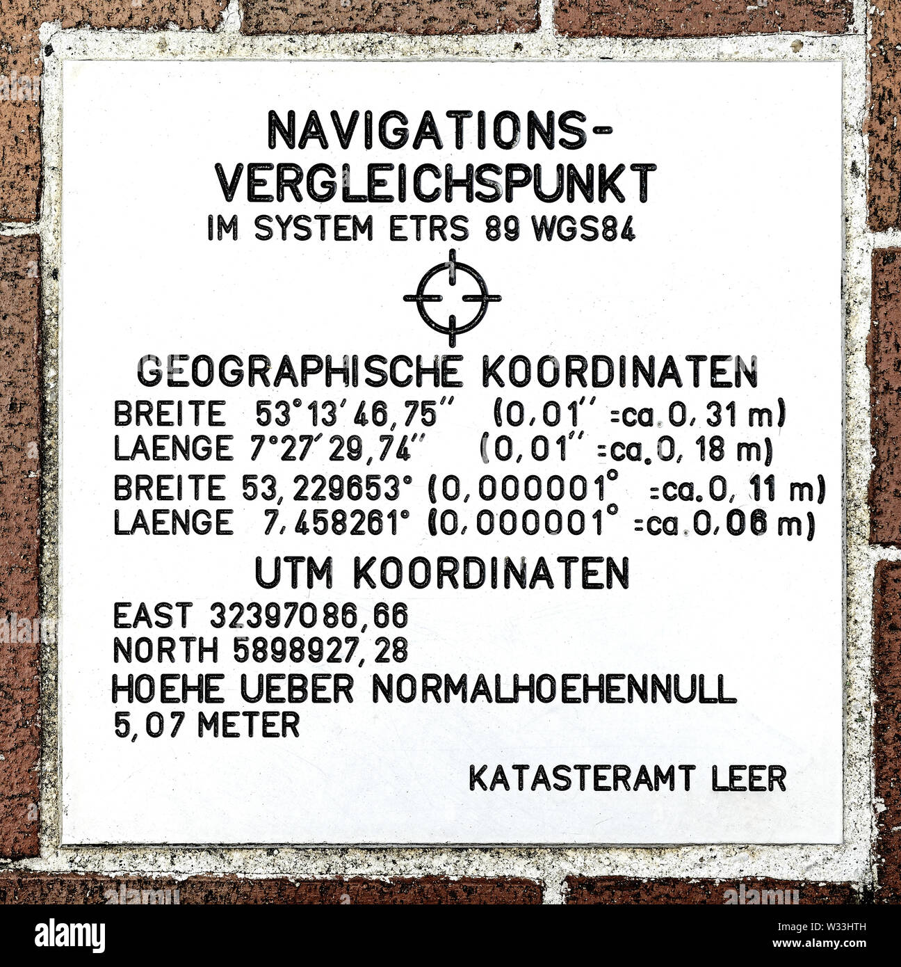 Leer, Niedersachsen/Deutschland - vom 16. Juni 2013: Standort eines Navigation Vergleich point System etrs89 WGS84 in der Mitte der ostfriesischen Stadt Stockfoto
