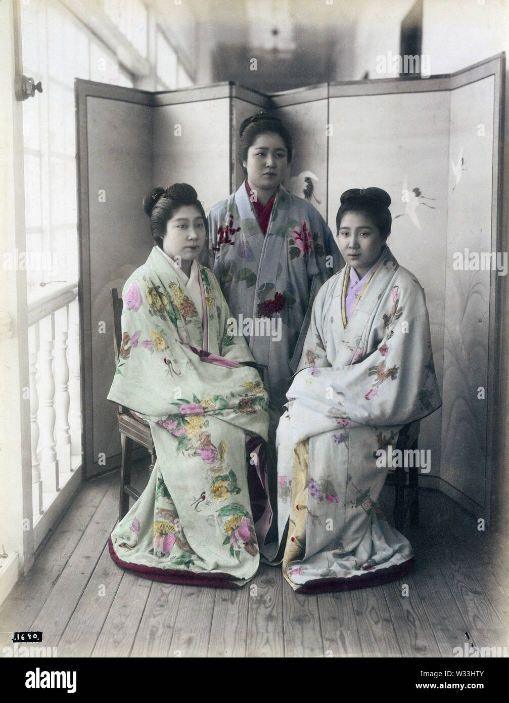 [1890s Japan - japanische Prostituierte] - japanische Prostituierte im Kimono und traditionellen Frisuren. 19 Vintage albumen Foto. Stockfoto