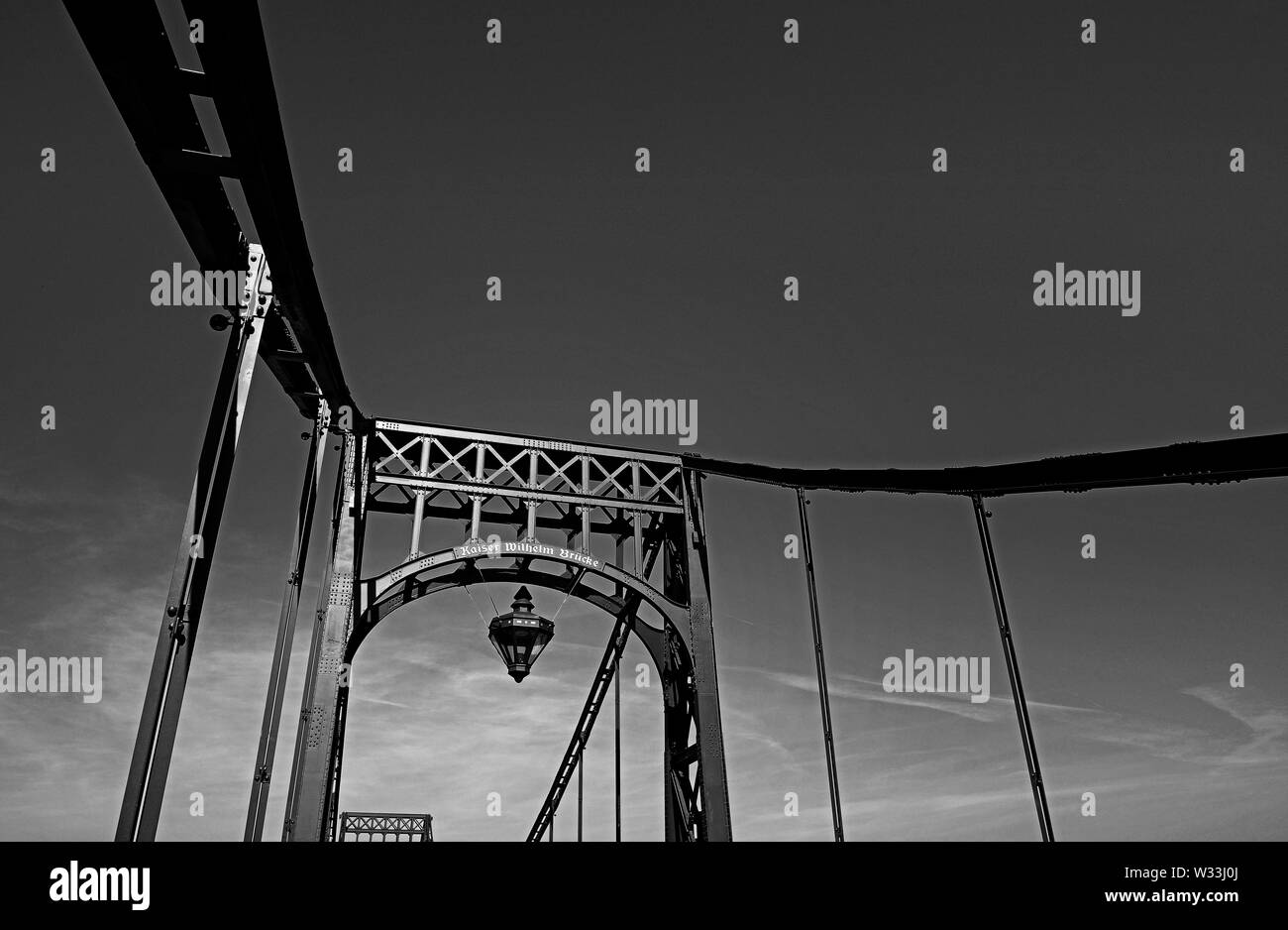 Wilhelmshaven, Niedersachsen/Deutschland - 05. September 2013: Die historischen Kaiser Wilhelm Brücke von 1907 Überqueren einer Wilhelmshaven Hafenbecken Stockfoto