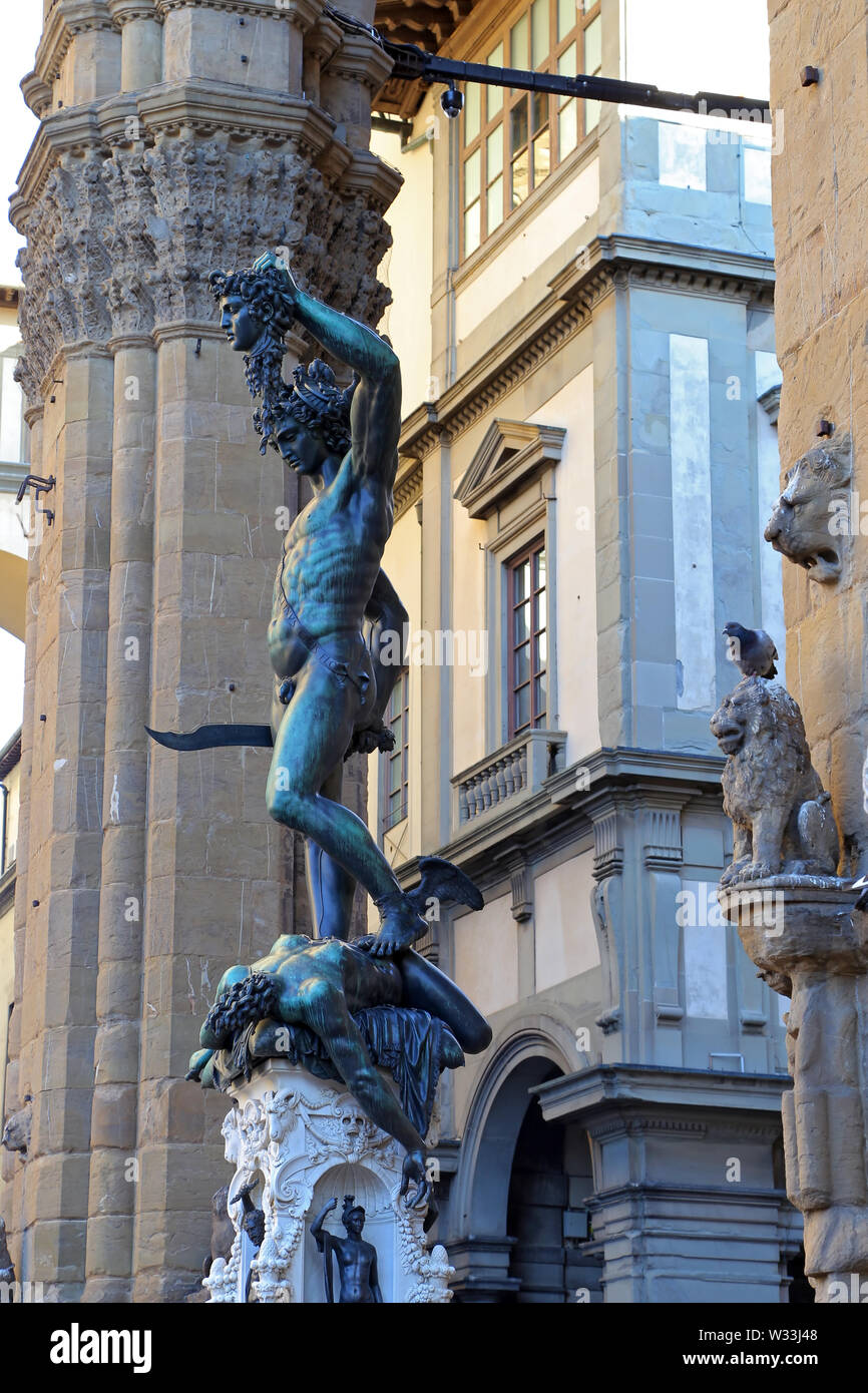 Florenz, Italien - 27. AUGUST 2018: Perseus mit dem Haupt der Medusa Statue, die Loggia dei Lanzi in der Nähe von Palazzo Vecchio Gebäude Palace, Florenz, Italien Stockfoto