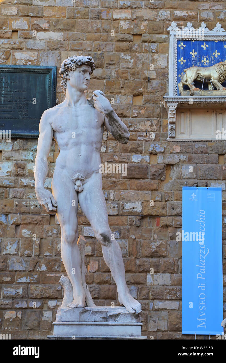 Florenz, Italien - 27. AUGUST 2018: Kopie von Michelangelos David Statue in Florenz mit Schatten sein, Piazza della Signoria, Florenz. Stockfoto
