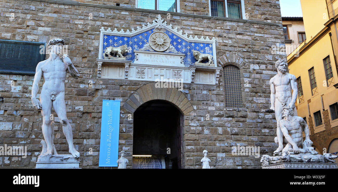 Florenz, Italien - 27. AUGUST 2018: Kopie von Michelangelos David Statue in Florenz mit Schatten sein, Piazza della Signoria, Florenz. Stockfoto
