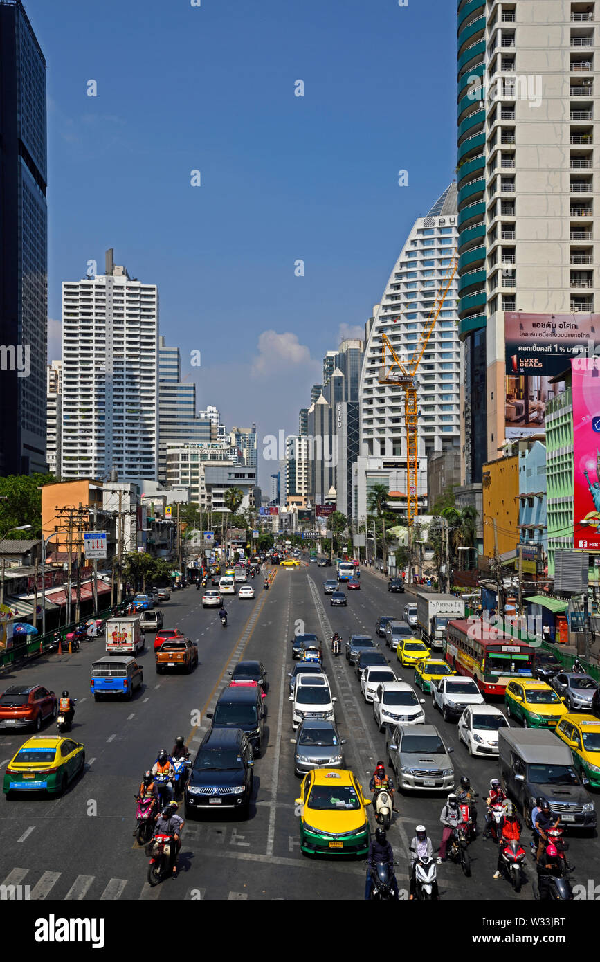 Bangkok, Thailand - 07, 2019 Februar: Blick auf Straße Verkehr in der Sukhumvit Soi 21 (asoke) Ratchadaphisek Stockfoto
